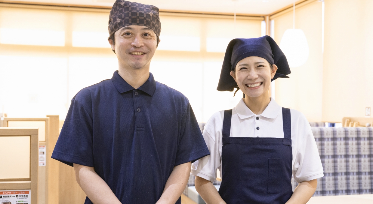 パートスタッフと並ぶ奈良岡さん