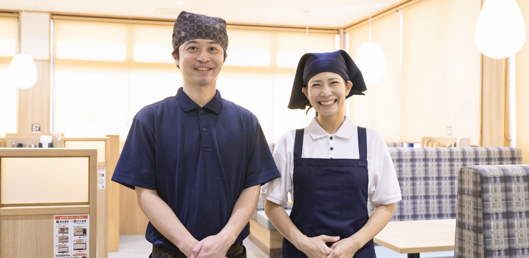 男性スタッフと女性スタッフの正面笑顔の写真