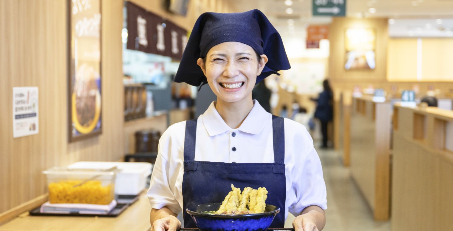 資さんといえばコレ!肉ごぼ天うどんをおすすめするきくちさん