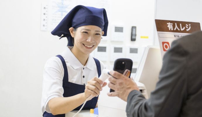 スタッフがレジ対応をする様子